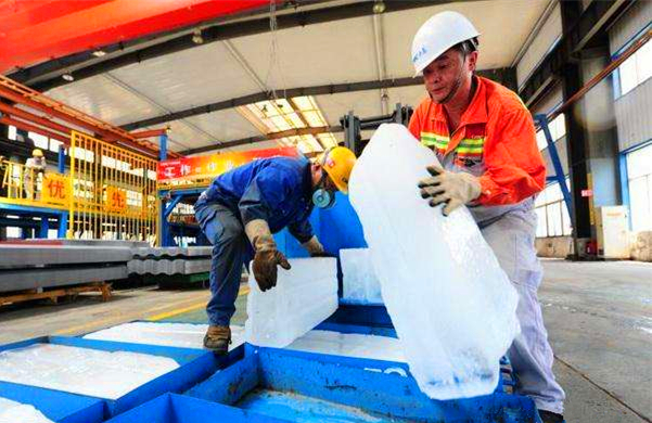 夏日炎炎，车间降温新招，金山良臣制冰厂冰块解药！